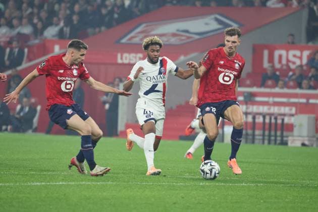 FOOTBALL : LOSC Lille vs PSG - Ligue 1 J7 - 05 10 2025 Romain PERRAUD (LOSC Lille), Thomas MEUNIER (LOSC Lille) et Ibrahim MBAYE (PSG) lors du match LOSC Lille vs PSG, Ligue 1 J7, Decathlon Arena stade Pierre Mauroy, le 5 octobre 2025 - photo Laurent Sanson PsnewZ  Copyright: xLaurentxSANSONx xPsnewZx