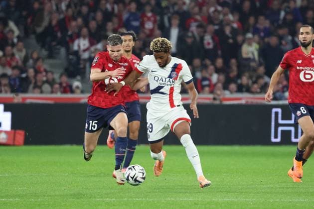 FOOTBALL : LOSC Lille vs PSG - Ligue 1 J7 - 05 10 2025 Romain PERRAUD (LOSC Lille) et Ibrahim MBAYE (PSG) lors du match LOSC Lille vs PSG, Ligue 1 J7, Decathlon Arena stade Pierre Mauroy, le 5 octobre 2025 - photo Laurent Sanson PsnewZ  Copyright: xLaurentxSANSONx xPsnewZx