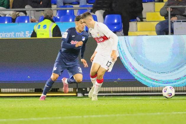 v. li. im Zweikampf Eniz Zeitler (TSG Hoffenheim II, 38), Tim Koehler (VfB Stuttgart II, 13). GER, TSG 1899 Hoffenheim II gegen VfB Stuttgart II, Fussball, 3.Liga, 10.Spieltag, Spielzeit 2025 2026, 05.10.2025. (DFL DFB REGULATIONS PROHIBIT ANY USE OF PHOTOGRAPHS as IMAGE SEQUENCES and or QUASI-VIDEO). GER,TSG 1899 Hoffenheim II gegen VfB Stuttgart II, Fussball, 3.Liga, 10.Spieltag, Spielzeit 2025 2026, 05.10.2025. Hoffenheim Copyright: xEibner-Pressefoto JoergxHirschx EP_JHH