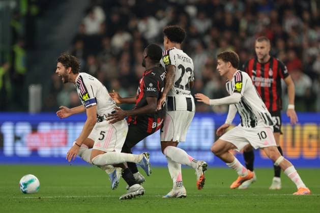 Turin, Italy, 5th October 2025. Weston McKennie and Kenan Yildiz of Juventus look on as Youssouf Fofana of AC Milan makes a rash challenge on Manuel Locatelli of Juventus Igor Tudor Head coach of Juventus reacts during the Juventus vs AC Milan Serie A match at Allianz Stadium, Turin. Picture credit should read: Jonathan Moscrop Sportimage EDITORIAL USE ONLY. No use with unauthorised audio, video, data, fixture lists, club league logos or live services. Online in-match use limited to 120 images, no video emulation. No use in betting, games or single club league player publications. SPI_021_JM_JUVE_MILAN_ SPI-4188-0021