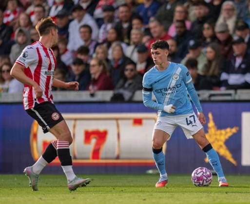 Brentford v Manchester City Premier League Phil Foden of Manchester City takes on Yehor Yarmolyuk of Brentford during the Premier League match at the Gtech Community Stadium, Brentford UK Newspapers OUT Copyright: xGraemexWilcocksonx FIL-22323-0153