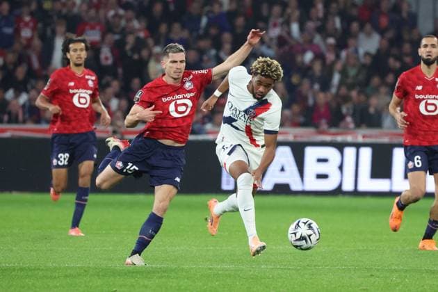 FOOTBALL : LOSC Lille vs PSG - Ligue 1 J7 - 05 10 2025 Romain PERRAUD (LOSC Lille) et Ibrahim MBAYE (PSG) lors du match LOSC Lille vs PSG, Ligue 1 J7, Decathlon Arena stade Pierre Mauroy, le 5 octobre 2025 - photo Laurent Sanson PsnewZ  Copyright: xLaurentxSANSONx xPsnewZx