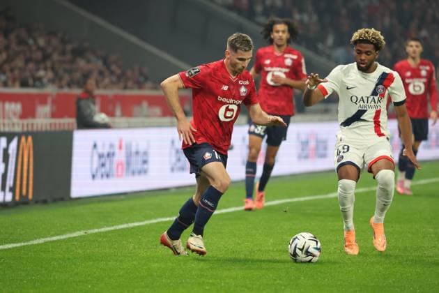 FOOTBALL : LOSC Lille vs PSG - Ligue 1 J7 - 05 10 2025 Romain PERRAUD (LOSC Lille) lors du match LOSC Lille vs PSG, Ligue 1 J7, Decathlon Arena stade Pierre Mauroy, le 5 octobre 2025 - photo Laurent Sanson PsnewZ  Copyright: xLaurentxSANSONx xPsnewZx