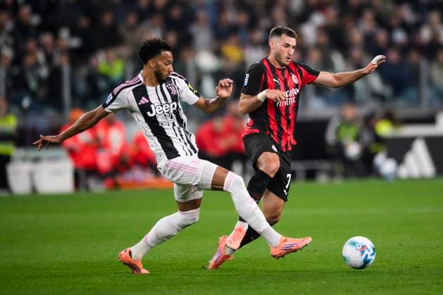 Juventus FC v AC Milan - Serie A Santiago Gimenez of AC Milan competes for the ball with Lloyd Kelly of Juventus FC during the Serie A football match between Juventus FC and AC Milan. Turin Italy Copyright: xNicolòxCampox