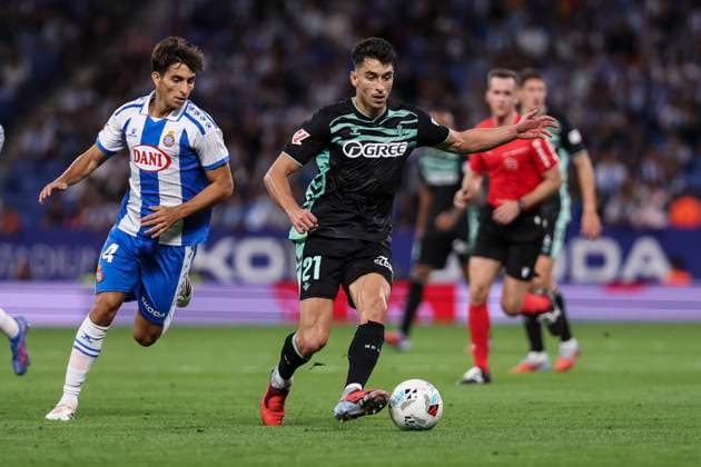 October 5, 2025, Cornella, Barcelona, SPAIN: Marc Roca of Real Betis Balompie in action during the Spanish league, La Liga EA Sports, football match played between RCD Espanyol and Real Betis Balompie at RCDE Stadium on October 05, 2025 in Cornella, Barcelona, Spain. Cornella SPAIN - ZUMAa181 20251005_zaa_a181_306 Copyright: xJavierxBorregox