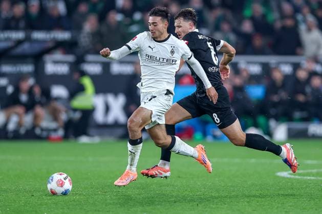 05.10.2025, Fußball, Borussia Mönchengladbach - SC Freiburg, 1. Fußball Bundesliga, Borussia-Park, Saison 2025 2026: Jens Castrop (Borussia Mönchengladbach 17) im Zweikampf gegen Maximilian Eggestein (SC Freiburg 08) DFB regulations prohibit any use of photographs as image sequences and or quasi-video. Nordrhein-Westfalen Deutschland