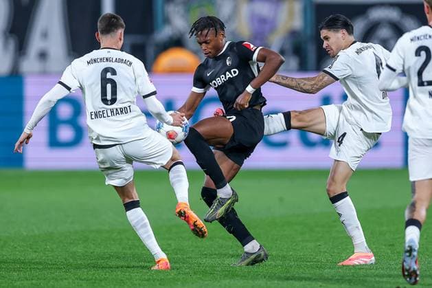05.10.2025, Fußball, Borussia Mönchengladbach - SC Freiburg, 1. Fußball Bundesliga, Borussia-Park, Saison 2025 2026: Yannik Engelhardt (Borussia Mönchengladbach 06) und Kevin Diks (Borussia Mönchengladbach 04) im Zweikampf gegen Junior Adamu (SC Freiburg 20) DFB regulations prohibit any use of photographs as image sequences and or quasi-video. Nordrhein-Westfalen Deutschland