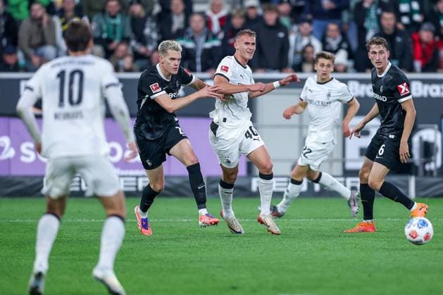 05.10.2025, Fußball, Borussia Mönchengladbach - SC Freiburg, 1. Fußball Bundesliga, Borussia-Park, Saison 2025 2026: Matthias Ginter (SC Freiburg 28) im Zweikampf gegen Jan Urbich (Borussia Mönchengladbach 40) DFB regulations prohibit any use of photographs as image sequences and or quasi-video. Nordrhein-Westfalen Deutschland