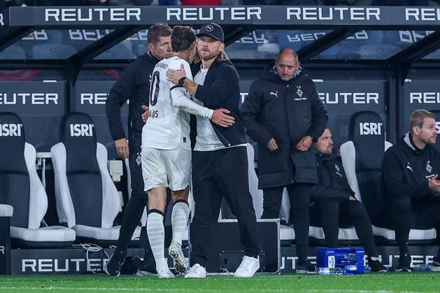 05.10.2025, Fußball, Borussia Mönchengladbach - SC Freiburg, 1. Fußball Bundesliga, Borussia-Park, Saison 2025 2026: Florian Neuhaus (Borussia Mönchengladbach 10) wird ausgewechselt und umarmt Cheftrainer Eugen Polanski (Borussia Mönchengladbach) DFB regulations prohibit any use of photographs as image sequences and or quasi-video. Nordrhein-Westfalen Deutschland