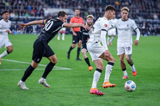 05.10.2025, Fußball, Borussia Mönchengladbach - SC Freiburg, 1. Fußball Bundesliga, Borussia-Park, Saison 2025 2026: Christian Günter (SC Freiburg 30) im Zweikampf gegen Yannik Engelhardt (Borussia Mönchengladbach 06) DFB regulations prohibit any use of photographs as image sequences and or quasi-video. Nordrhein-Westfalen Deutschland