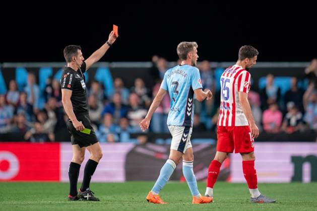 ESP: RC Celta and Atletico de Madrid. La Liga EA Sports. Date 8 The referee shows red card to Clement Lenglet of Atletico de Madrid during the UEFA Europa League match, between RC Celta de Vigo and Atletico de Madrid, Date 8, Abanca Balaidos Stadium on October 5, 2025 in Vigo, Spain. kpng Copyright: xPedroxMinax xPRESSINx PM_251005_CEL_ATM_2525_1857