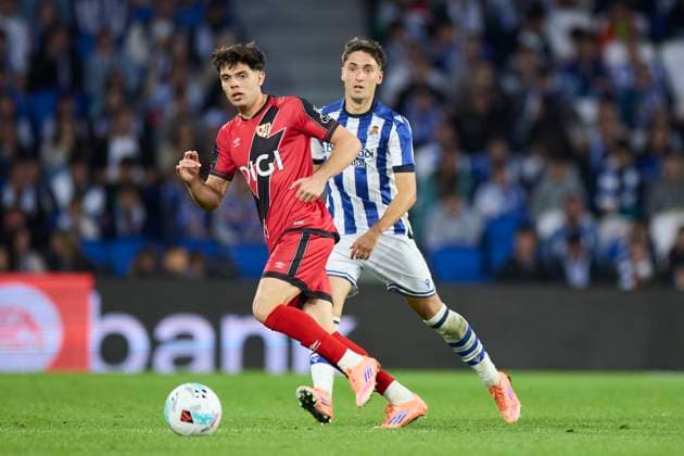 October 5, 2025, San Sebastian, Guipuzcoa, SPAIN: Fran Perez of Rayo Vallecano competes for the ball with Jon Gorrotxategi Etxaniz of Real Sociedad during the LaLiga EA Sports match between Real Sociedad and Rayo Vallecano at Anoeta on October 5, 2025, in San Sebastian, Spain. San Sebastian SPAIN - ZUMAa181 20251005_zaa_a181_237 Copyright: xRicardoxLarreinax