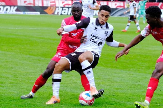 2025 - BRACK Super League- Fc Winterthur vs Lugano - Souleymane Diaby (red) and Yanis Cimignani (white) Winterthur Schützenwiese Zürich Schweiz Copyright: xSergioxBrunettix