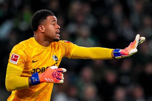 MOENCHENGLADBACH, GERMANY - OCTOBER 5: SC Freiburg goalkeeper Noah Atubolu gestures during the Bundesliga match between Borussia Monchengladbach and SC Freiburg at Borussia-Park on October 5, 2025 in Moenchengladbach, Germany. (Photo by Rene Nijhuis) SPO  Copyright: xRenexNijhuis