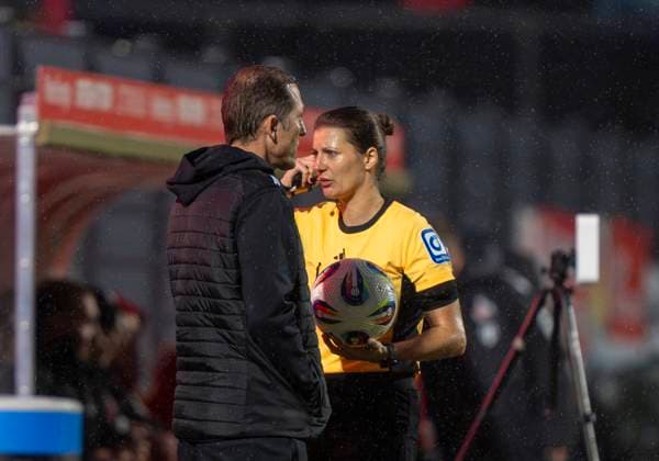 Annika Kost (Schiedsrichterin) im Gespräch mit Roberto Paetzold (Bayer 04 Leverkusen, Trainer) und der Bank von Bayer Leverkusen vor dem Abbruch wegen dem defekten Flutlicht 05.10.2025, 1.FC Köln - Bayer Leverkusen, Fussball, Google Pixel Frauen-Bundesliga, GER, Köln, Franz-Kremer Stadion DFL regulations prohibit any use of photographs as image sequences and or quasi-video. Copyright: HMBxMedia xMarcoxBader