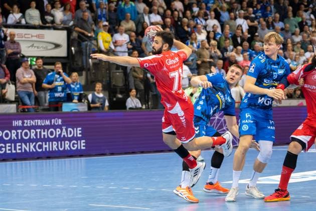Handball I Herren I Saison 2025-2026 I Bundesliga I 7. Spieltag I TVB Stuttgart - MT Melsungen I 05.10.2025 Mohamed Amine Darmoul (71, MT Melsungen) im Wurf, rechts daneben Gianfranco Pribetic (9, TVB Stuttgart) und Linus Schmid (18, TVB Stuttgart) Stuttgart Porsche Arena Baden-Württemberg Deutschland Copyright: xLobeca MaxxPetershansx