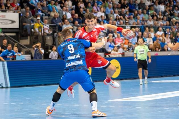 Handball I Herren I Saison 2025-2026 I Bundesliga I 7. Spieltag I TVB Stuttgart - MT Melsungen I 05.10.2025 Nikolaj Enderleit (4, MT Melsungen) im Wurf verteidigt von Gianfranco Pribetic (9, TVB Stuttgart) Stuttgart Porsche Arena Baden-Württemberg Deutschland Copyright: xLobeca MaxxPetershansx