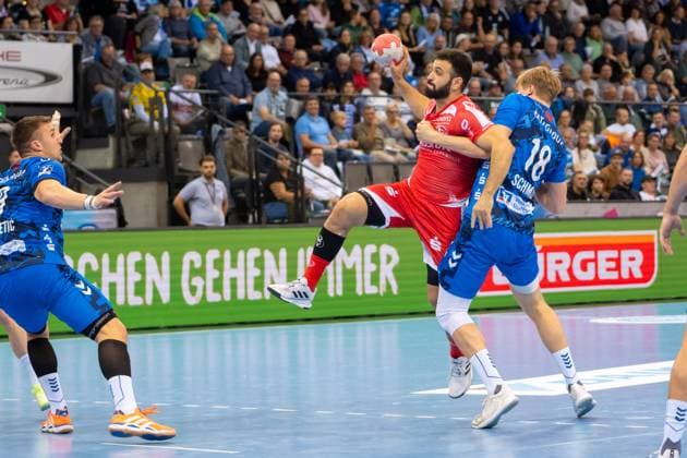 Handball I Herren I Saison 2025-2026 I Bundesliga I 7. Spieltag I TVB Stuttgart - MT Melsungen I 05.10.2025 Mohamed Amine Darmoul (71, MT Melsungen) verteidigt von Linus Schmid (18, TVB Stuttgart) Stuttgart Porsche Arena Baden-Württemberg Deutschland Copyright: xLobeca MaxxPetershansx