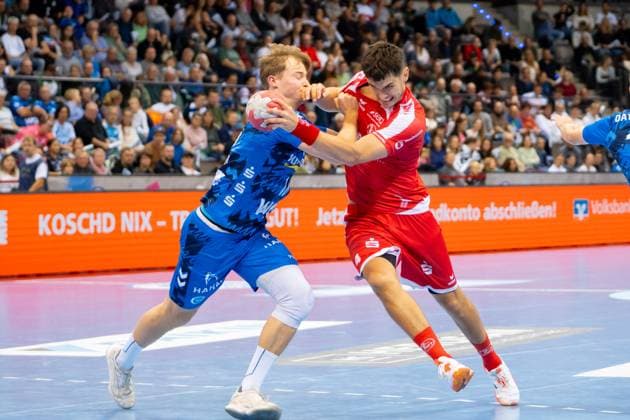 Handball I Herren I Saison 2025-2026 I Bundesliga I 7. Spieltag I TVB Stuttgart - MT Melsungen I 05.10.2025 Nikolaj Enderleit (4, MT Melsungen) mit Ball verteidigt von Linus Schmid (18, TVB Stuttgart) Stuttgart Porsche Arena Baden-Württemberg Deutschland Copyright: xLobeca MaxxPetershansx