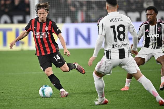 Juventus v AC Milan - Serie A TURIN, ITALY - OCTOBER 5: AC Milan s midfielder Luka Modric (L) fights for the ball with control the ball during the Italian Serie A football match between Juventus and Ac Milan at Allianz stadium in Turin on October 5, 2025. Isabella Bonotto Anadolu Turin Italy. Editorial use only. Please get in touch for any other usage.  Copyright: x2025xAnadoluxIsabellaxBonottox