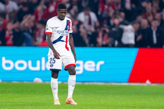 2025-10-05 Lille OSC v Paris Saint-Germain FC - Ligue 1 McDonald s LILLE, FRANCE - OCTOBER 5: Nuno Mendes of Paris Saint-Germain looks dejected after conceding the team s first goal during the Ligue 1 McDonald s match between Lille OSC and Paris Saint-Germain FC at Stade Pierre Mauroy on October 5, 2025 in Lille, France. Lille Stade Pierre Mauroy France Content not available for redistribution in The Netherlands directly or indirectly through any third parties. Copyright: xJorisxVerwijstx