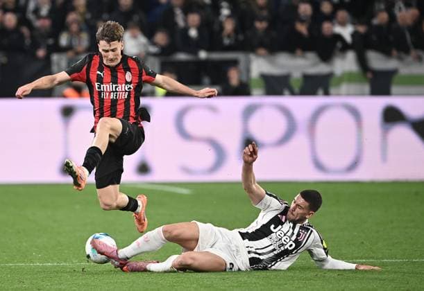 Juventus v AC Milan - Serie A TURIN, ITALY - OCTOBER 5: AC Milan s midfielder Alexis Saelemaekers (L) fights for the ball with Juventus Dusan Vlahovic during the Italian Serie A football match between Juventus and Ac Milan at Allianz stadium in Turin on October 5, 2025. Isabella Bonotto Anadolu Turin Italy. Editorial use only. Please get in touch for any other usage.  Copyright: x2025xAnadoluxIsabellaxBonottox
