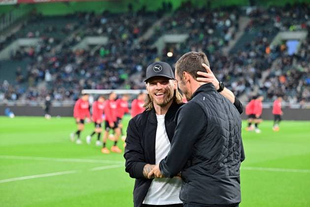 05.10.2025; Moenchengladbach; Fussball, Herren, Saison 2025 2026, Borussia Moenchengladbach vs. SC Freiburg Herzliche Begruessung zwischen Eugen Polanski (Interimstrainer Gladbach, li.) und Julian Schuster (Trainer Freiburg, re.) DFL regulations prohibit any use of photographs as image sequences and or quasi-video. Borussia-Park NRW Deutschland