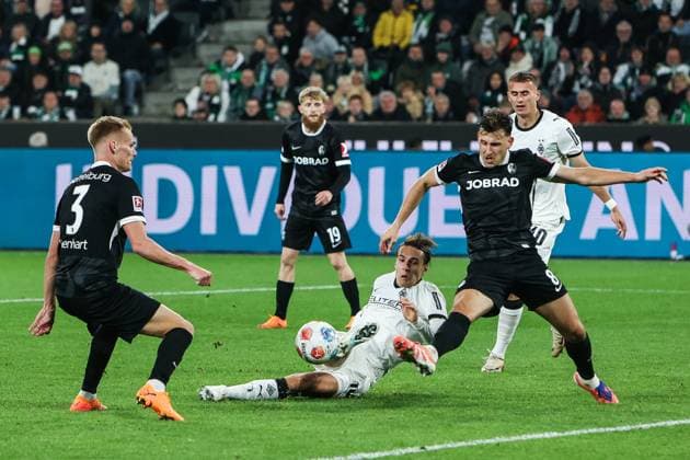 Fussball, Bundesliga Saison 2025 2026 6. Spieltag Borussia Mönchengladbach - SC Freiburg 05.10.2025, BORUSSIA-PARK Philipp Lienhart (SC Freiburg, 3) Florian Neuhaus (Borussia Mönchengladbach, 10) Maximilian Eggestein (SC Freiburg, 8) Mönchengladbach BORUSSIA-PARK Nordrhein-Westfalen Deutschland