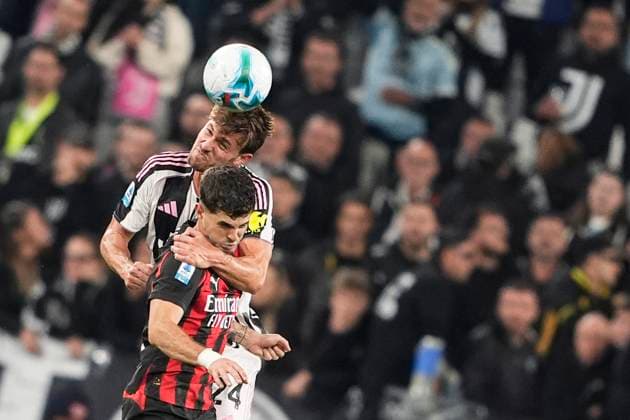 JuventusÕs Daniele Rugani jumps for the ball with AC Milan s Christian Pulisic during the Serie A soccer match between Juventus Fc and Milan at the Juventus Stadium in Turin, north west Italy - October 5, 2025. - Soccer  Copyright: xFabioxFerrari LaPressex