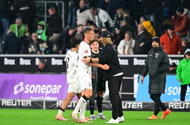 05.10.2025; Moenchengladbach; Fussball, Herren, Saison 2025 2026, Borussia Moenchengladbach vs. SC Freiburg Eugen Polanski (Interimstrainer Gladbach, re.) nach Schlusspfiff mit Jan Urbich (Gladbach, li.) DFL regulations prohibit any use of photographs as image sequences and or quasi-video. Borussia-Park NRW Deutschland