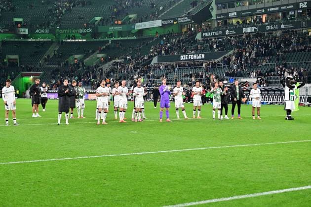 05.10.2025; Moenchengladbach; Fussball, Herren, Saison 2025 2026, Borussia Moenchengladbach vs. SC Freiburg Die Gladbacher nach Spielende in der Fankurve DFL regulations prohibit any use of photographs as image sequences and or quasi-video. Borussia-Park NRW Deutschland