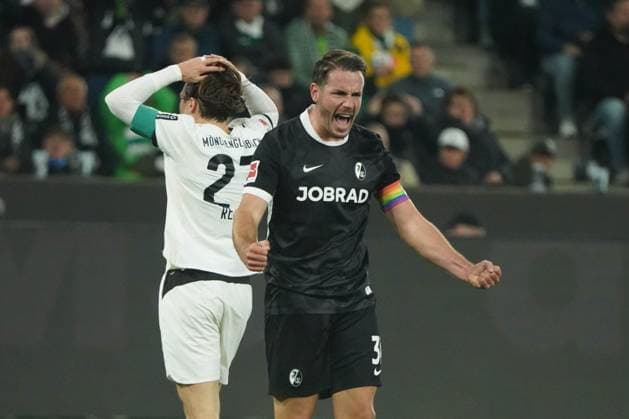 Fussball, 1.BL Saison 2025 2026 Borussia Mönchengladbach vs SC Freiburg, 05.10.2025, Stadion im Borussia Park Mönchengladbach, Christian Günter, SC Freiburg, Aktion, Einzelbild