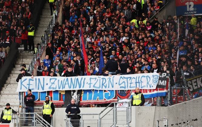 Stuttgart , Bundesliga Fußball VfB Stuttgart vs. 1.FC Heidenheim, Plakat in Heidenheimer Fankurve: kein Zwanni fürn Steher! Gemäß den Vorgaben der DFL Deutschen Fußball Liga ist es untersagt, in dem Stadion und oder vom Spiel angefertigte Fotoaufnahmen in Form von Sequenzbildern und oder videoähnlichen Fotostrecken zu verwerten bzw. verwerten zu lassen.