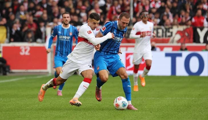 Stuttgart , Bundesliga Fußball VfB Stuttgart vs. 1.FC Heidenheim, v.l. Badredine Bouanani (VfB), Jonas Föhrenbach (Heidenheim) Gemäß den Vorgaben der DFL Deutschen Fußball Liga ist es untersagt, in dem Stadion und oder vom Spiel angefertigte Fotoaufnahmen in Form von Sequenzbildern und oder videoähnlichen Fotostrecken zu verwerten bzw. verwerten zu lassen.