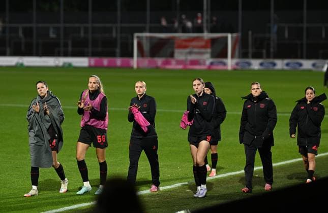05.10.2025, xophax, Fussball , Frauen Bundesliga Google Pixel Frauen - Bundesliga 25 26 Saison 2025 2026 Franz Kremer Stadion 1.FC Köln gegen Bayer 04 Leverkusen Derby Spielabbruch wegen Flutlicht - Ausfall. Bayer Spielerinnen bedanken sich bei den Fans. (DFL DFB REGULATIONS PROHIBIT ANY USE OF PHOTOGRAPHS as IMAGE SEQUENCES and or QUASI-VIDEO) Koeln
