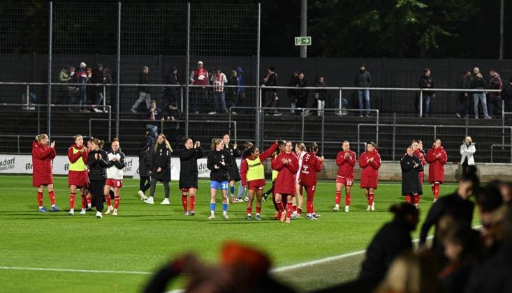 05.10.2025, xophax, Fussball , Frauen Bundesliga Google Pixel Frauen - Bundesliga 25 26 Saison 2025 2026 Franz Kremer Stadion 1.FC Köln gegen Bayer 04 Leverkusen Derby Spielabbruch wegen Flutlicht - Ausfall. FC Spielerinnen bedanken sich bei den Fans. (DFL DFB REGULATIONS PROHIBIT ANY USE OF PHOTOGRAPHS as IMAGE SEQUENCES and or QUASI-VIDEO) Koeln