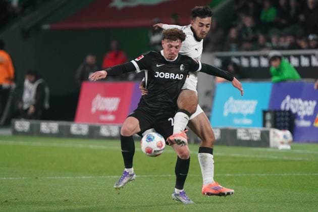 Fussball, 1.BL Saison 2025 2026 Borussia Mönchengladbach vs SC Freiburg, 05.10.2025, Stadion im Borussia Park Mönchengladbach, Philipp Treu, SC Freiburg, Jens Castrop, Borussia Mönchengladbach ,