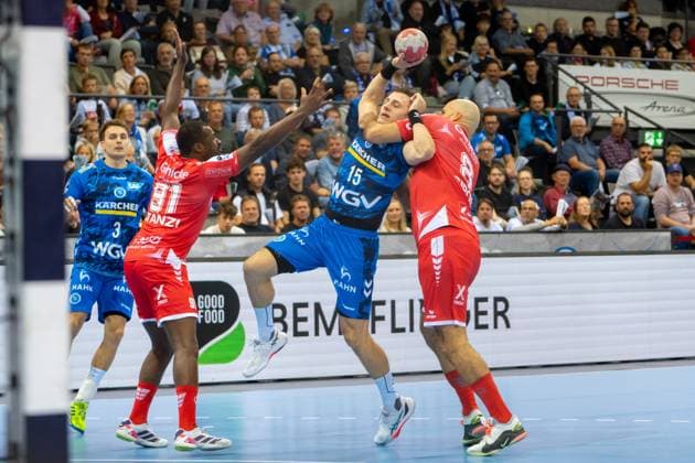 Handball I Herren I Saison 2025-2026 I Bundesliga I 7. Spieltag I TVB Stuttgart - MT Melsungen I 05.10.2025 Simone Mengon (15, TVB Stuttgart) im Wurf, in der Abwehr Sadou Ntanzi (91, MT Melsungen) und Adrian Sipos (8, MT Melsungen) Stuttgart Porsche Arena Baden-Württemberg Deutschland Copyright: xLobeca MaxxPetershansx