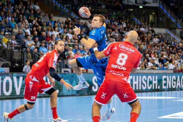 Handball I Herren I Saison 2025-2026 I Bundesliga I 7. Spieltag I TVB Stuttgart - MT Melsungen I 05.10.2025 Simone Mengon (15, TVB Stuttgart) im Wurf, in der Abwehr Olle Forsell Schefvert (25, MT Melsungen) und Adrian Sipos (8, MT Melsungen) Stuttgart Porsche Arena Baden-Württemberg Deutschland Copyright: xLobeca MaxxPetershansx