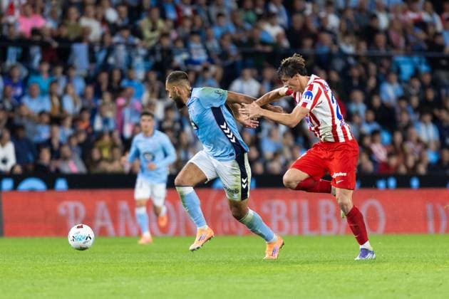 Real Club Celta de Vigo v Club Atletico de Madrid - LaLiga EA Sports VIGO, SPAIN - OCTOBER 5: Borja Iglesias of RC Celta de Vigo competes for the ball with Robin Le Normand of Atletico de Madrid during the LaLiga EA Sports match between Real Club Celta de Vigo and Club Atletico de Madrid at Estadio Abanca-Balaidos on October 5, 2025 in Vigo, Spain. (Photos by Diego Simon Photo Players Images Magara Press) Vigo Estadio Abanca-Balaidos Spain Copyright: xDiegoxSimonx