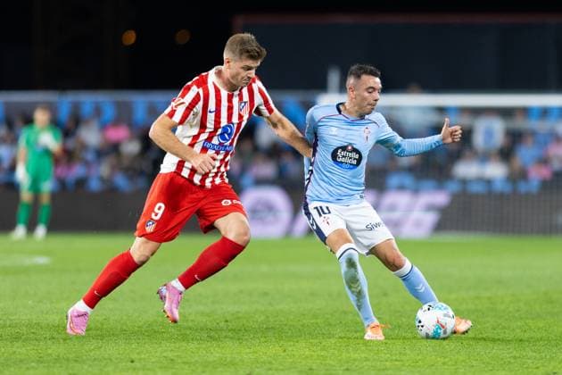 Real Club Celta de Vigo v Club Atletico de Madrid - LaLiga EA Sports VIGO, SPAIN - OCTOBER 5: Iago Aspas of RC Celta de Vigo competes for the ball with Alexander Sorloth of Atletico de Madrid during the LaLiga EA Sports match between Real Club Celta de Vigo and Club Atletico de Madrid at Estadio Abanca-Balaidos on October 5, 2025 in Vigo, Spain. (Photos by Diego Simon Photo Players Images Magara Press) Vigo Estadio Abanca-Balaidos Spain Copyright: xDiegoxSimonx