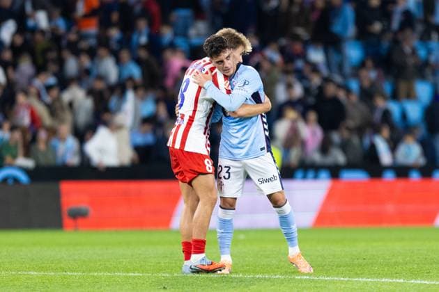 Real Club Celta de Vigo v Club Atletico de Madrid - LaLiga EA Sports VIGO, SPAIN - OCTOBER 5: Pablo Barrios of Atletico de Madrid and Hugo Alvarez of RC Celta de Vigo during the LaLiga EA Sports match between Real Club Celta de Vigo and Club Atletico de Madrid at Estadio Abanca-Balaidos on October 5, 2025 in Vigo, Spain. (Photos by Diego Simon Photo Players Images Magara Press) Vigo Estadio Abanca-Balaidos Spain Copyright: xDiegoxSimonx
