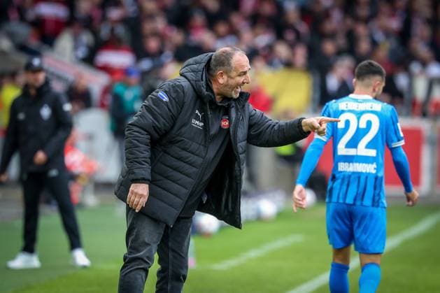 Cheftrainer Frank Schmidt (1FC Heidenheim 1846) gibt Anweisungen an seine Mannschaft, dahinter Arijon Ibrahimovic 22 (1FC Heidenheim 1846), VfB Stuttgart vs. 1. FC Heidenheim 1846, DFL, Bundesliga, Saison 2025 2026, MHP Arena, Hinrunde, 6. Spieltag, 05.10.2025 DFB regulations prohibit any use of photographs as image sequences and or quasi-video Stuttgart Baden-Wuerttemberg Deutschland