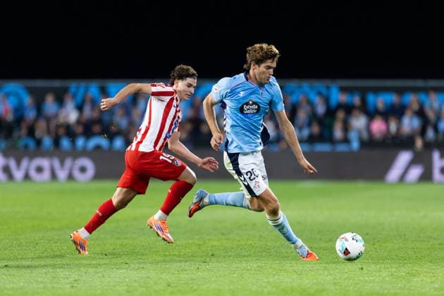 Real Club Celta de Vigo v Club Atletico de Madrid - LaLiga EA Sports VIGO, SPAIN - OCTOBER 5: Marcos Alonso of RC Celta de Vigo competes for the ball with Julian Alvarez of Atletico de Madrid during the LaLiga EA Sports match between Real Club Celta de Vigo and Club Atletico de Madrid at Estadio Abanca-Balaidos on October 5, 2025 in Vigo, Spain. (Photos by Diego Simon Photo Players Images Magara Press) Vigo Estadio Abanca-Balaidos Spain Copyright: xDiegoxSimonx