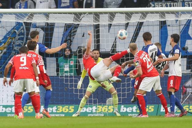 05.10.2025, xtgx, Fussball - 1.Bundesliga, Hamburger SV - FSV Mainz 05 emspor, v.l. Benedict Hollerbach (Mainz, 17) Torschuss, schiesst den Ball aufs Tor, Schuss (DFL DFB REGULATIONS PROHIBIT ANY USE OF PHOTOGRAPHS as IMAGE SEQUENCES and or QUASI-VIDEO) Hamburg
