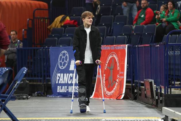 05.10.2025, xtgx, Handball Verein - SC Magdeburg v.l. Levin Unbehaun (Hamburg, 31) verletzt Verletzung Hamburg