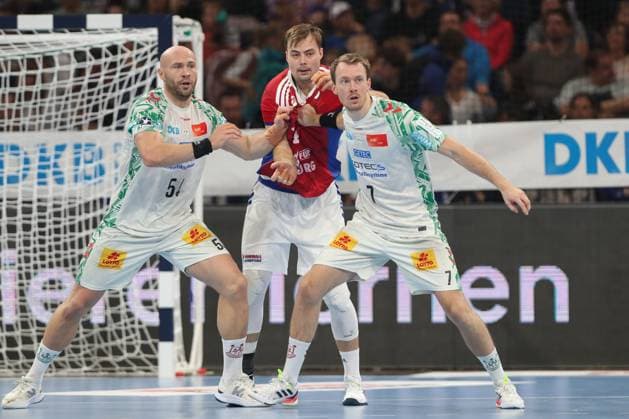 05.10.2025, xtgx, Handball Verein - SC Magdeburg v.l. Oscar Bergendahl (Magdeburg, 54), Andreas Magaard (Hamburg, 4), Felix Claar (Magdeburg, 7) Zweikampf, Duell, Kampf, tackle Hamburg
