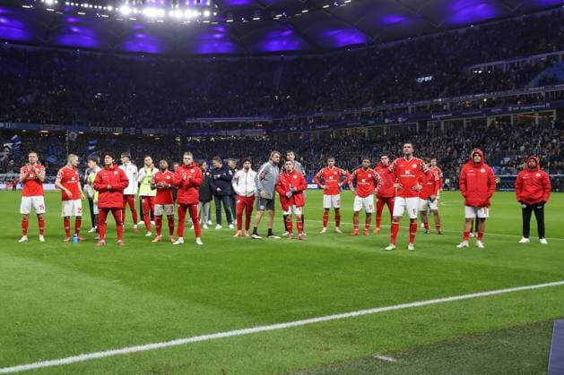05.10.2025, xtgx, Fussball - 1.Bundesliga, Hamburger SV - FSV Mainz 05 emspor, v.l. Mainz enttaeuscht, schaut enttaeuscht, niedergeschlagen, disappointed (DFL DFB REGULATIONS PROHIBIT ANY USE OF PHOTOGRAPHS as IMAGE SEQUENCES and or QUASI-VIDEO) Hamburg