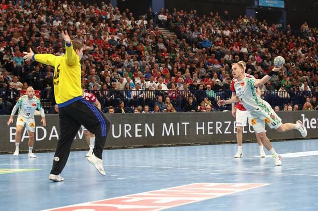 05.10.2025, xtgx, Handball Verein - SC Magdeburg v.l. Felix Claar (Magdeburg, 7) wirft Tor, Torschuetze, erzielt Tor, Treffer, scores the goal SIebenmeter Hamburg
