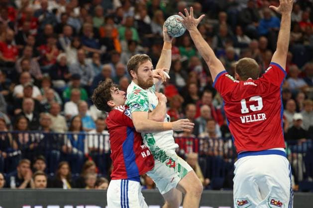 05.10.2025, xtgx, Handball Verein - SC Magdeburg v.l. Elias Kofler (Hamburg, 6), Albin Lagergren (Magdeburg, 21) Zweikampf, Duell, Kampf, tackle Hamburg